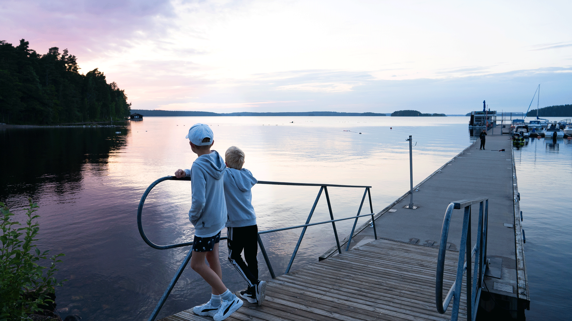 Saimaa-ilta-rannalla-pojat-1920x1080.gif
