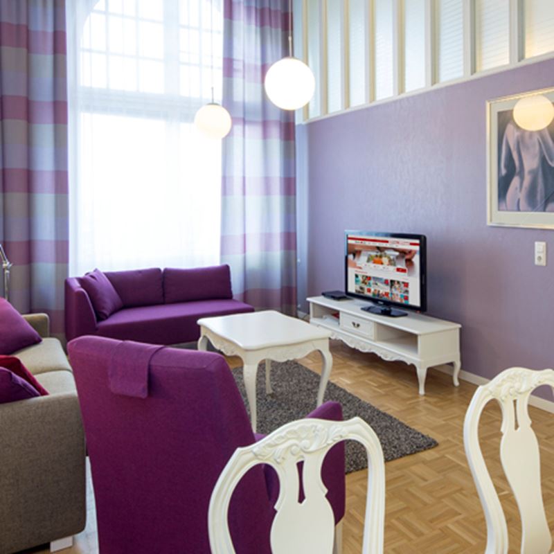 tampereen kylpylä violet room squ.jpg