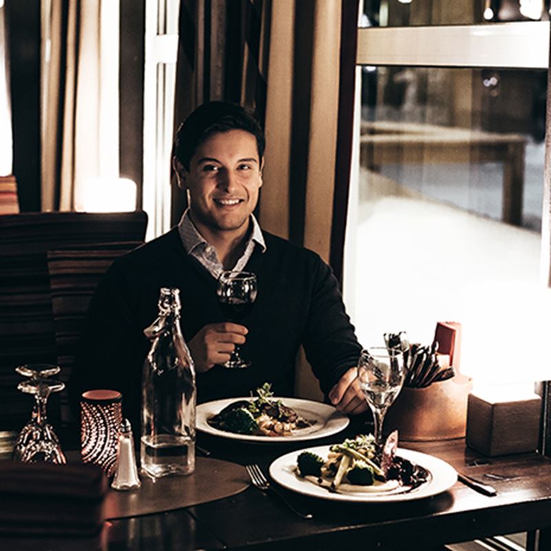 saariselkä-restaurant-man-with-glass-of-wine-squ.jpg